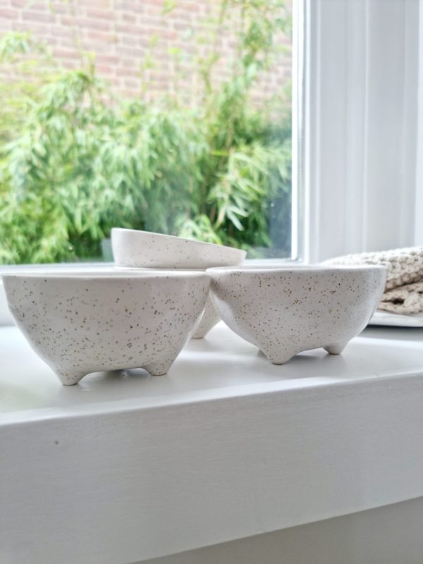 Schaaltje op pootjes off white maat L